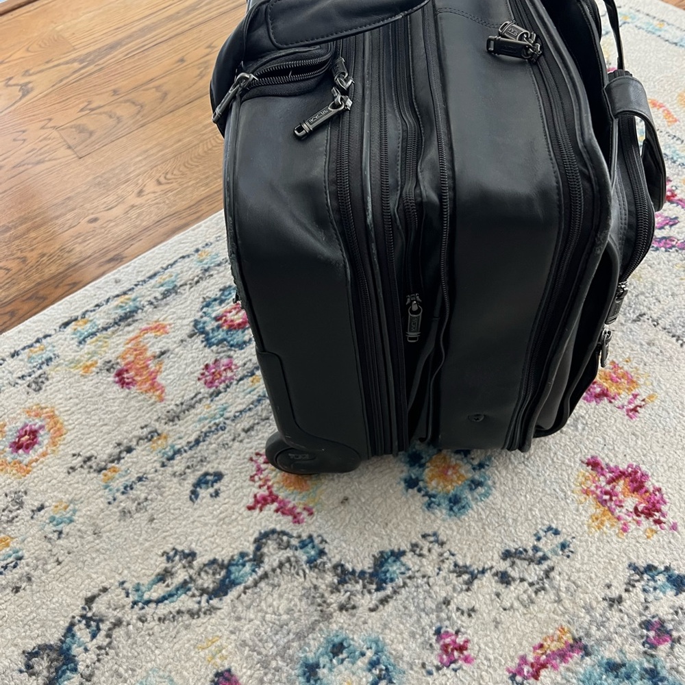 Tumi Black Briefcase with Durable Design and Spacious Compartments - Picture 5 of 7